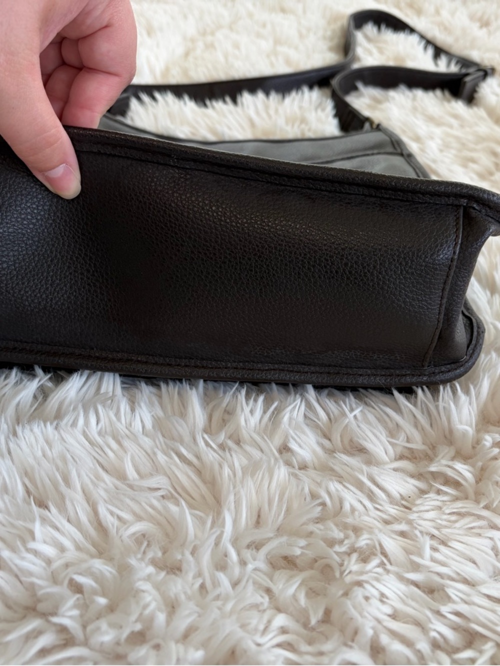 Liz Claiborne Black Crossbody Bag with Front Pockets - Picture 6 of 6
